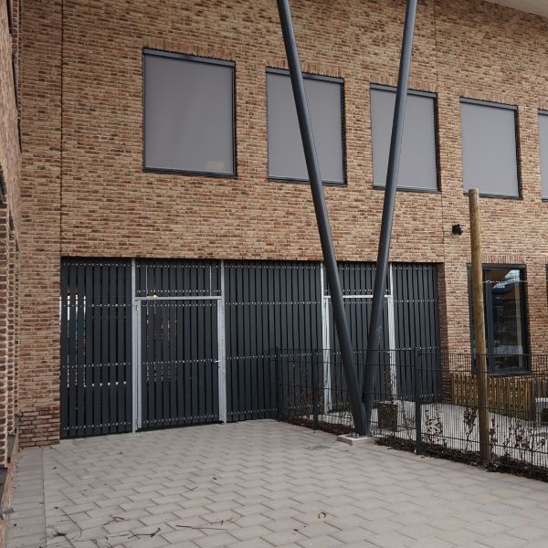 Terreinafscheiding passend bij nieuwbouw school